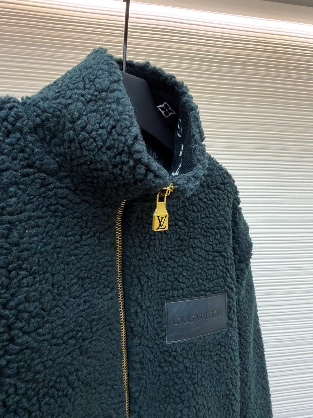LOUIS VUITTON Teddy sheep wool blended suede tunic jacket ●Authentic product: Purchased and developed by 15881 ●Item number: 1681095-B70 ●Fabric: Lamb wool fabric ●Technology: Positioned cutting machine ●Version: Fitted version ●Weight: about 845 grams ●Size: S-M-L-XL ●Description: Made of high-quality lamb wool fabric, the fluff is fine and soft, rich to the touch, the fluff is tight and even, not easy to shed, ensuring the quality and durability of the jacket; the collar adopts a stand-up collar design, which has been treated with special technology to be stiff and stylish, which can protect the neck from cold wind; the brand on the zipper head The logo is exquisite and compact, adding to the beauty of the details; the brand leather patch on the left chest is made of high-quality material, and the embossed brand logo is clear and three-dimensional, with full texture, which enhances the recognition and high-end sense of the jacket; during the sewing process, the stitches are fine and even, especially the splicing of the lamb wool fabric, which is smooth and firm. The overall wiring is straight and delicate, the fabric is comfortable and soft, and the color is consistent without color difference. It can be matched with the same style to create a fashionable look and control various occasions. Customized accessories, complete with three standards, same style for men and women!